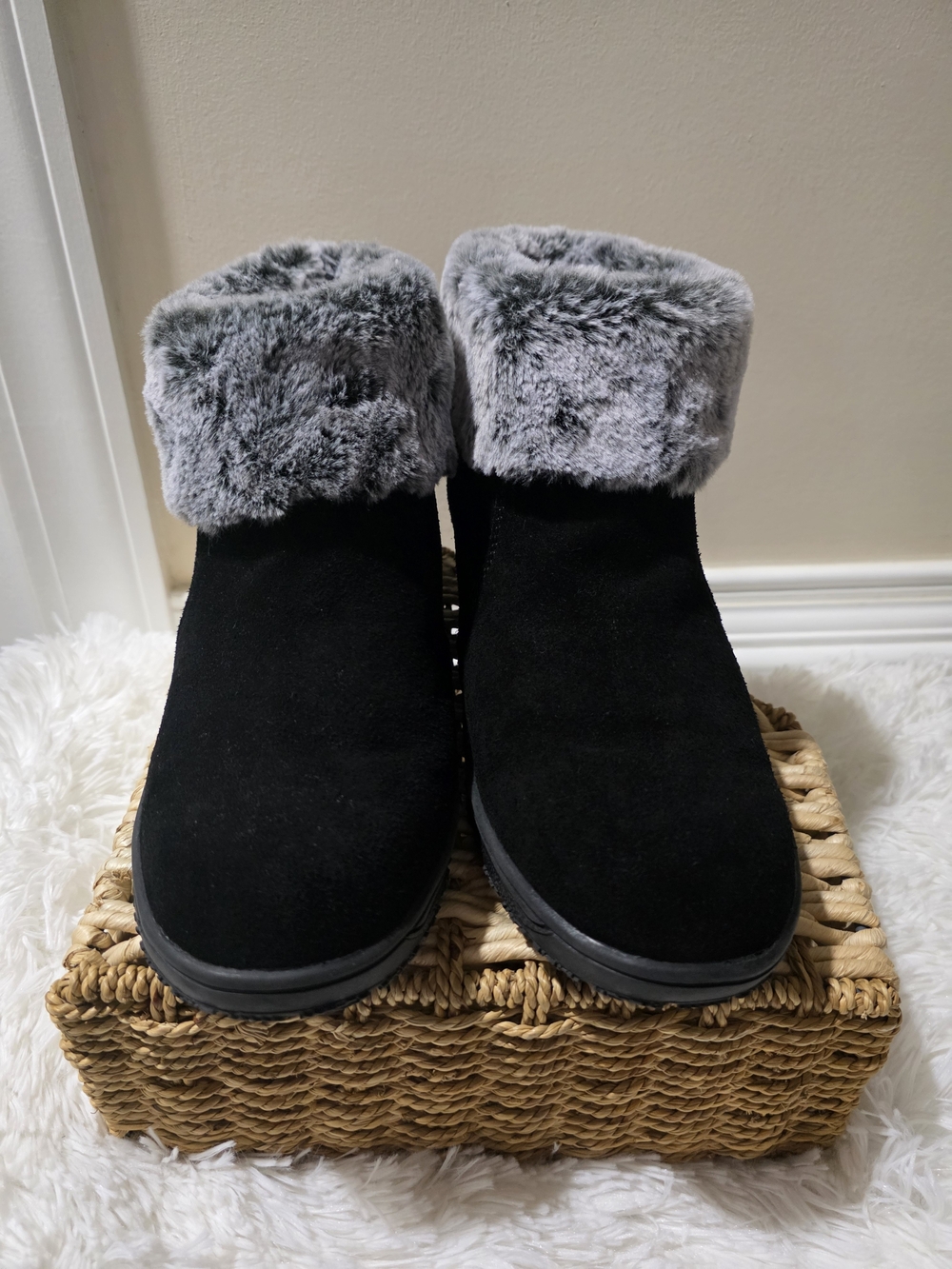 Minnetonka Eagan Black Suede Faux Fur Slipper Ankle Boots